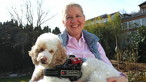 Annegret Pross und ihr Assistenzhund Rocket.