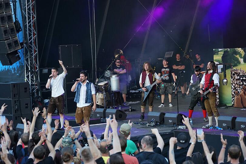Die Bilder vom ersten Tag des Rockavaria Festivals 2016 im Münchner Olympiapark, hier auf Seebühne zu sehen: tuXedoo.