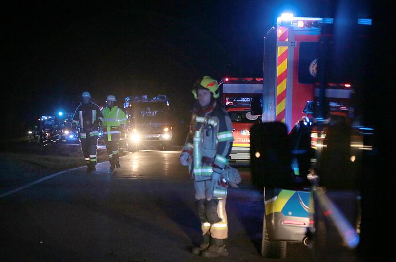Am Freitagmorgen hat es einen Großbrand auf dem Gelände eines Bauernhofes gegeben. Das Feuer war ersten Erkenntnissen zufolge in einer Lagerhalle ausgebrochen, die Ursache war zunächst unklar.