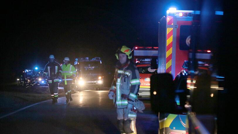 Am Freitagmorgen hat es einen Großbrand auf dem Gelände eines Bauernhofes gegeben. Das Feuer war ersten Erkenntnissen zufolge in einer Lagerhalle ausgebrochen, die Ursache war zunächst unklar. Am Freitagmorgen hat es einen Großbrand auf dem Gelände eines Bauernhofes gegeben. Das Feuer war ersten Erkenntnissen zufolge in einer Lagerhalle ausgebrochen, die Ursache war zunächst unklar.