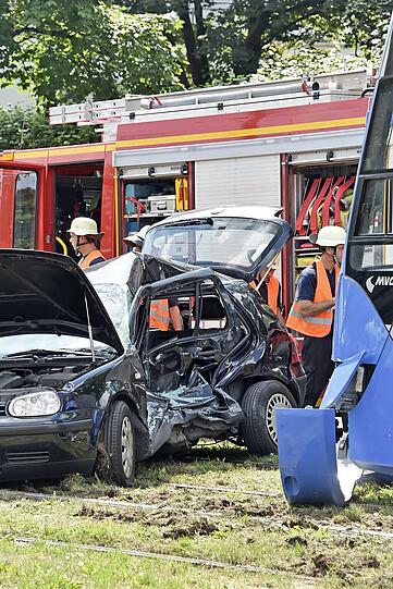 Das völlig eingedrückte Wrack des VW wurde noch ca. 30 Meter mitgeschleift &ndash; die Bilder vom Bergungseinsatz in der Agnes-Bernauer-Straße.