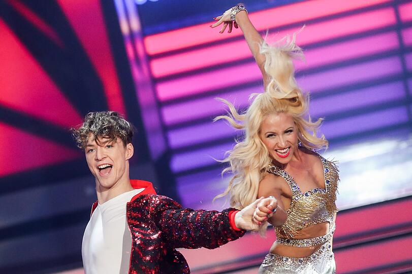 Der Youtuber Roman Lochmann und die Profitänzerin Kathrin Menzinger tanzen in der RTL-Tanzshow "Let's Dance".