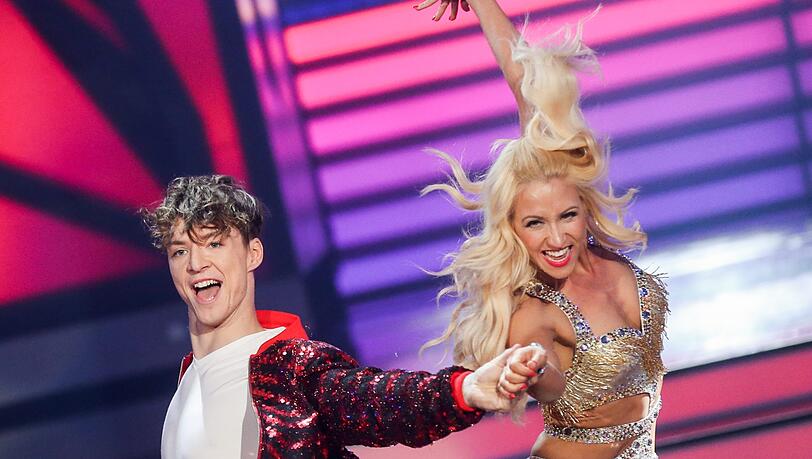 Der Youtuber Roman Lochmann und die Profitänzerin Kathrin Menzinger tanzen in der RTL-Tanzshow "Let's Dance". Der Youtuber Roman Lochmann und die Profitänzerin Kathrin Menzinger tanzen in der RTL-Tanzshow "Let's Dance".