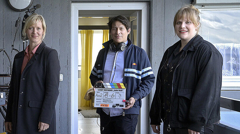 Stefanie Reinsperger (r.) mit Anna Schudt am Set des neuen "Tatort" aus Dortmund. In der Mitte: Regisseur Sebastian Ko