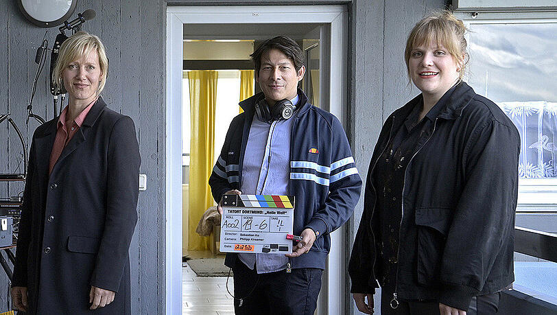 Stefanie Reinsperger (r.) mit Anna Schudt am Set des neuen "Tatort" aus Dortmund. In der Mitte: Regisseur Sebastian Ko Stefanie Reinsperger (r.) mit Anna Schudt am Set des neuen "Tatort" aus Dortmund. In der Mitte: Regisseur Sebastian Ko