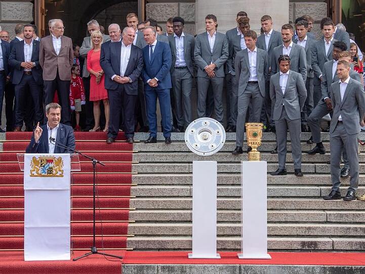 Bayerns Ministerpräsident Markus Söder (links unten) hält beim Empfang der Mannschaft des FC Bayern im Hofgarten eine Rede.