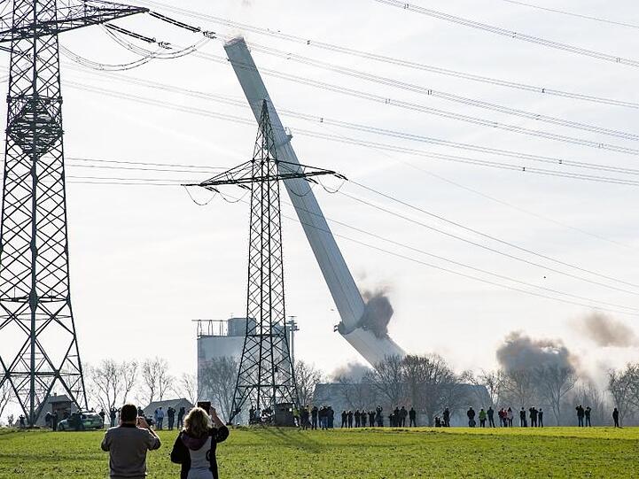 Der Schornstein des ehemaligen Kraftwerks Knepper wird gesprengt.