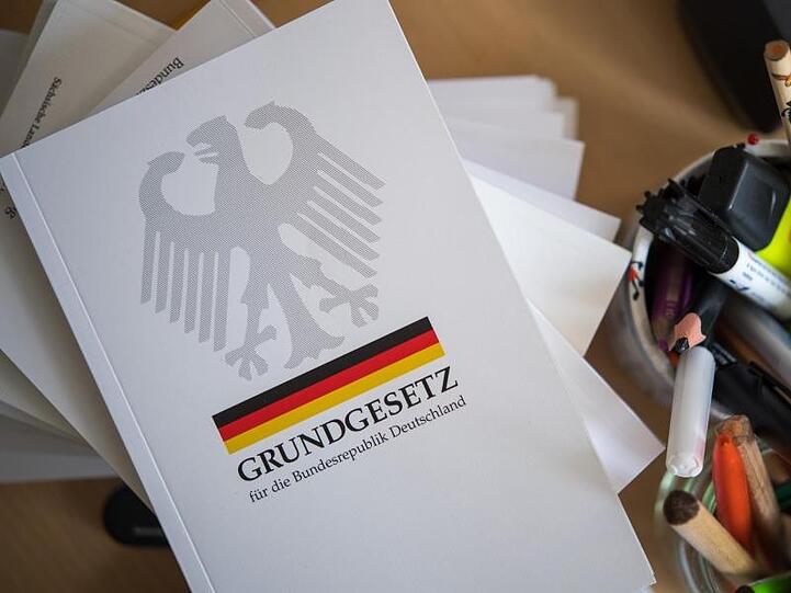 Mit der verfassungsmäßigen Werteordnung vertraut machen: Alle Schülerinnen und Schüler in Deutschland sollen eine Ausgabe des Grundgesetzes erhalten.