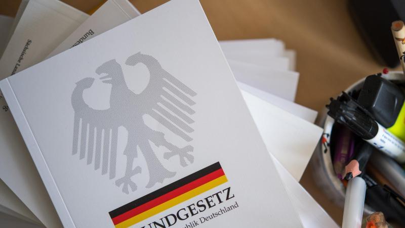 Mit der verfassungsmäßigen Werteordnung vertraut machen: Alle Schülerinnen und Schüler in Deutschland sollen eine Ausgabe des Grundgesetzes erhalten. Mit der verfassungsmäßigen Werteordnung vertraut machen: Alle Schülerinnen und Schüler in Deutschland sollen eine Ausgabe des Grundgesetzes erhalten.