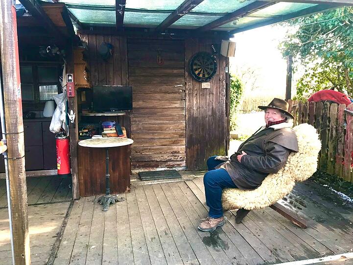 Alles bereit fürs Public Viewing am Sonntag: Ciko Bucar hat den Außenfernseher schon verkabelt, ein Grill (nicht im Bild) steht ebenfalls.