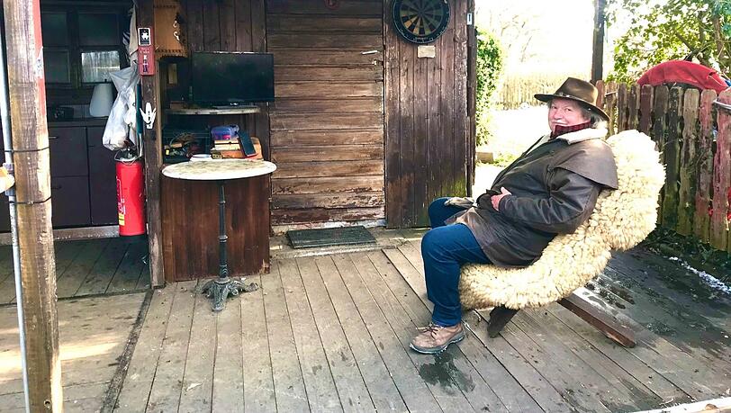 Alles bereit fürs Public Viewing am Sonntag: Ciko Bucar hat den Außenfernseher schon verkabelt, ein Grill (nicht im Bild) steht ebenfalls. Alles bereit fürs Public Viewing am Sonntag: Ciko Bucar hat den Außenfernseher schon verkabelt, ein Grill (nicht im Bild) steht ebenfalls.