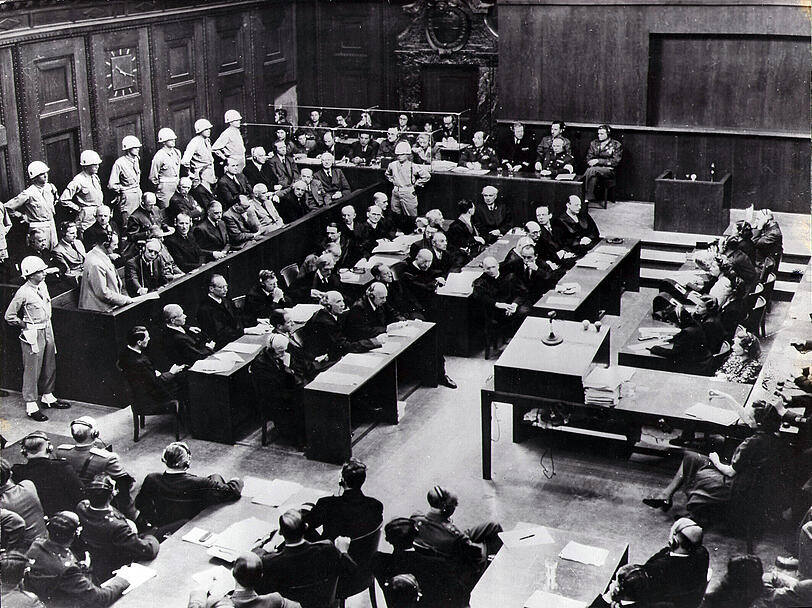 Blick in den Verhandlungssaal der N&uuml;rnberger Prozesse 1945.