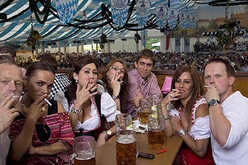 Wir lassen uns das Rauchen doch nicht verbieten&ldquo;, tönt diese Clique auf der Empore. Bis der Ordnungsdienst kommt. Dann machen sie kleinlaut ihre Kippen aus.