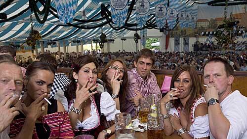 Wir lassen uns das Rauchen doch nicht verbieten&ldquo;, tönt diese Clique auf der Empore. Bis der Ordnungsdienst kommt. Dann machen sie kleinlaut ihre Kippen aus.