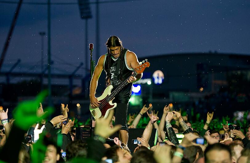 Bassist Robert Trujillo versucht schaut sich im Publikum um. Zehn Punkte für den Park!