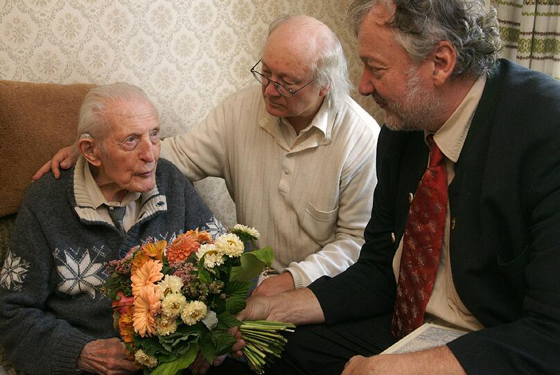 Hoch soll er leben: Der Jubilar Robert Winterstein (105), sein Sohn Mike (mitte) und Gratulant Stadtrat Reinhard Bauer