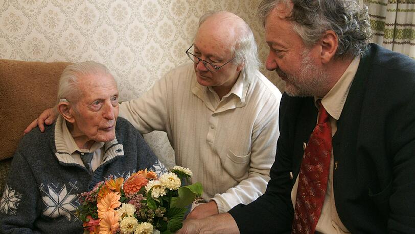 Hoch soll er leben: Der Jubilar Robert Winterstein (105), sein Sohn Mike (mitte) und Gratulant Stadtrat Reinhard Bauer Hoch soll er leben: Der Jubilar Robert Winterstein (105), sein Sohn Mike (mitte) und Gratulant Stadtrat Reinhard Bauer