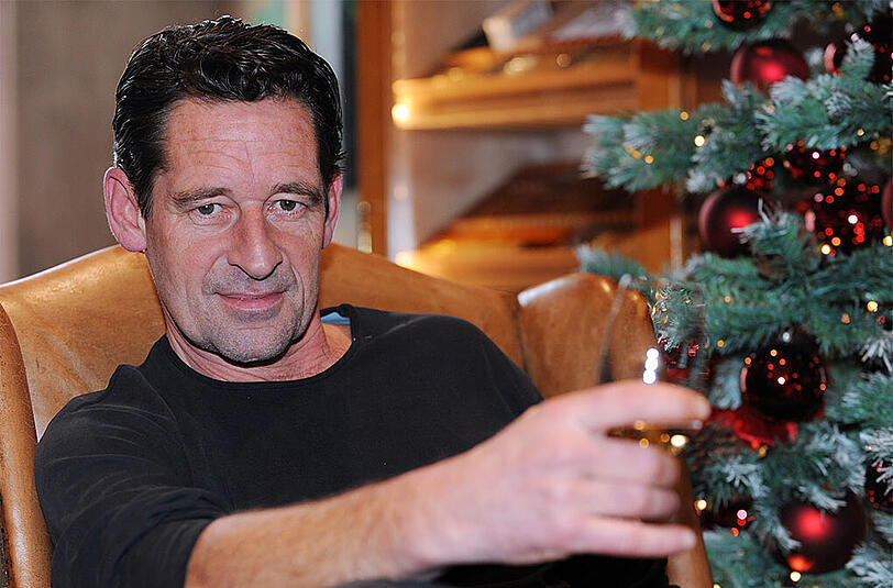 Bei Max Tidof gibt es während des gesamten Heiligabend feste Rituale. Vor der äußert langen "Geschenke-Orgie" gibt es Fleischfondue zu essen.