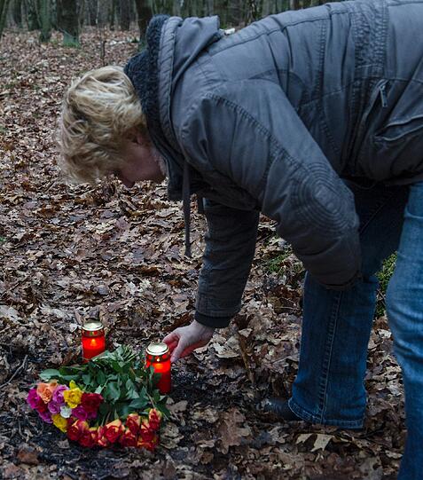 Trauer um die ermordete Maria P.: In dem Waldstück in Berlin-Adlershof legen Menschen Blumen für die 19-Jährige und ihr ungeborenes Kind nieder.