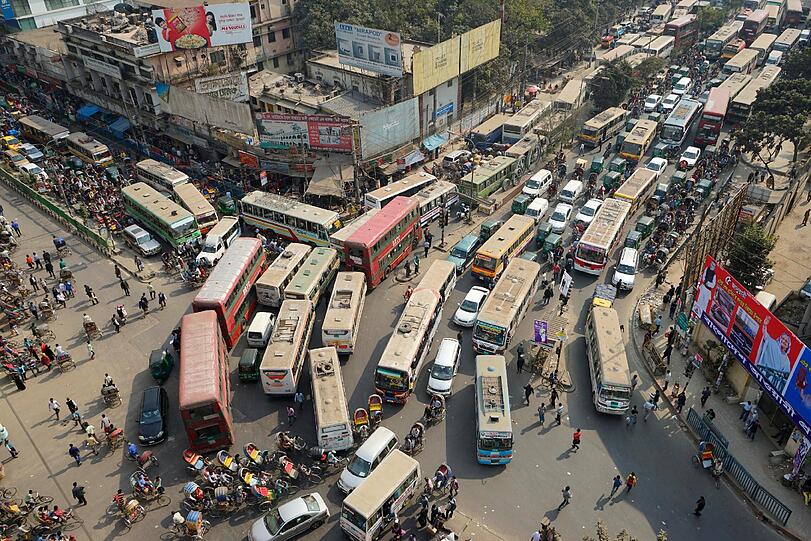 Nicht nur München leidet unter Verkehrsverstopfung. Auch in Dhaka, Bangladesch steht man mitunter länger.
