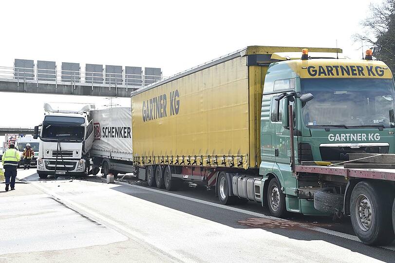 Auf der A9 krachten vier Lkw ineinander. Es kam zu langen Rückstaus und Verkehrsbehinderungen.