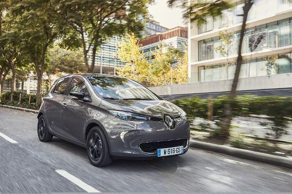 Flott von der Ampel weg, aber bei mehr als Stadttempo wird die Luft dünn: Der Zoe kommt dank 220 Nm ab Leerlauf-Drehzahl gut aus den Startlöchern. Bis die Tempo-100-Marke fällt, dauert es aber mit 13,2 Sekunden recht lange.