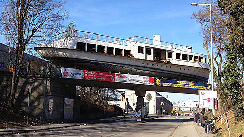 Die "MS Utting" steht nun schon seit einer Woche auf der Gleisbrücke über der Lagerhausstraße in Sendling