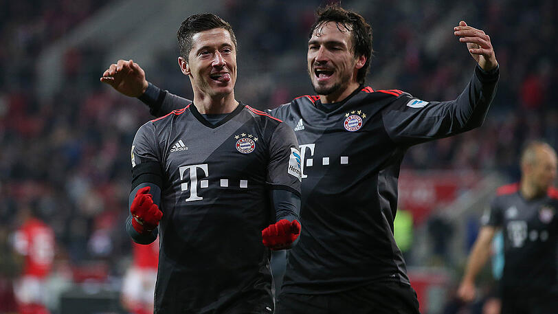 Robert Lewandowski (links - mit Mats Hummels) traf beim 3:1 im Hinspiel gleich zwei Mal gegen die Mainzer.