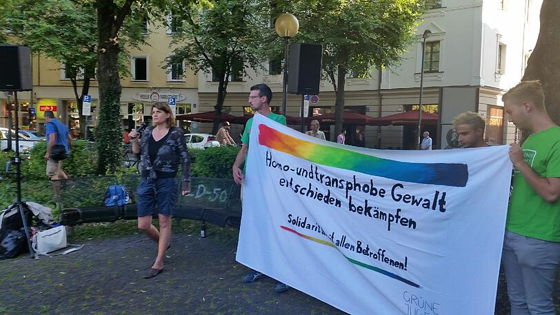 Ein Zeichen gegen Homophobie: Die Demonstration auf dem Weißenburger Platz.