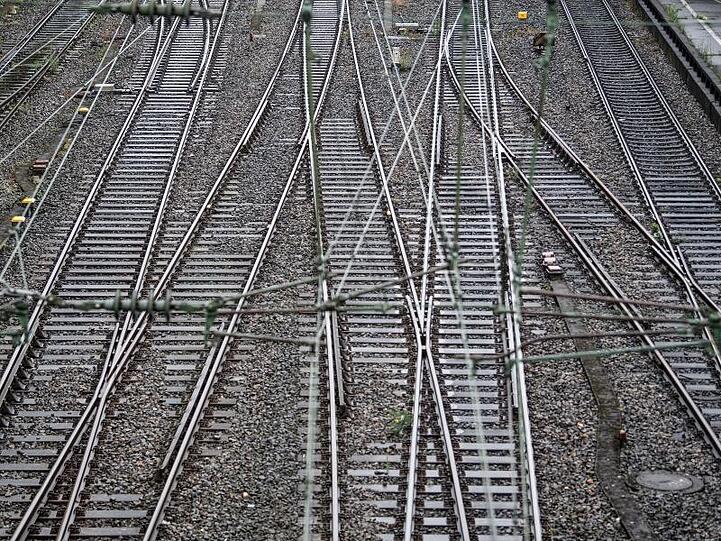 Leere Gleise in der Nähe eines Bahnhofs. Foto:Federico Gambarini/Archivbild