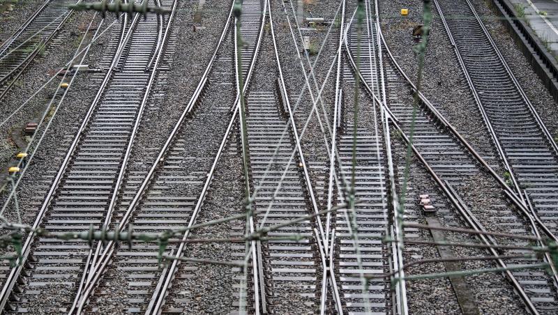 Leere Gleise in der Nähe eines Bahnhofs. Foto:Federico Gambarini/Archivbild Leere Gleise in der Nähe eines Bahnhofs. Foto:Federico Gambarini/Archivbild