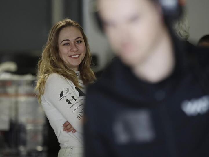 Formel-3-Pilotin Sophia Flörsch aus Deutschland lächelt in der Garage. Foto: Luca Bruno/AP/dpa