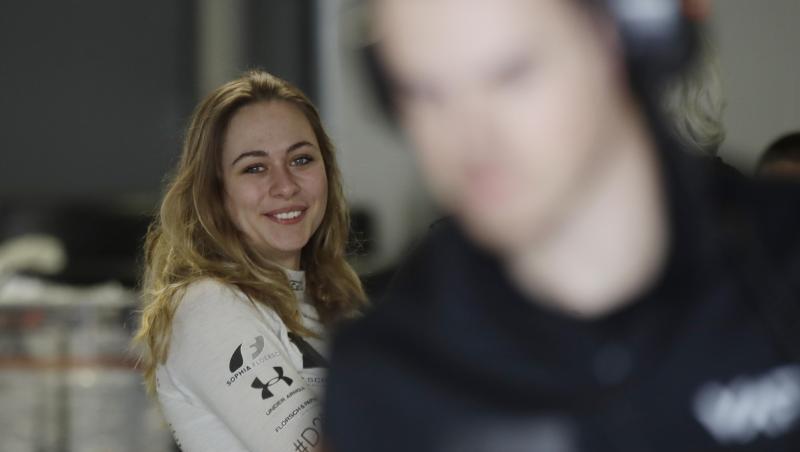 Formel-3-Pilotin Sophia Flörsch aus Deutschland lächelt in der Garage. Foto: Luca Bruno/AP/dpa Formel-3-Pilotin Sophia Flörsch aus Deutschland lächelt in der Garage. Foto: Luca Bruno/AP/dpa