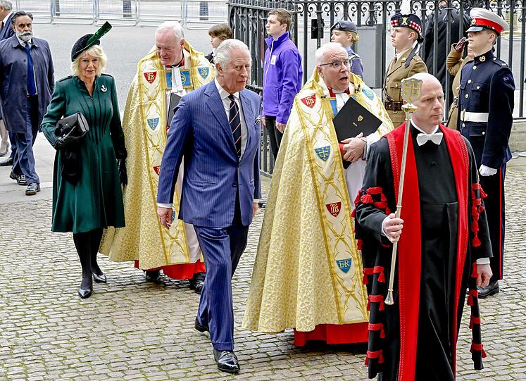 Charles (2. reihe,l), Prince of Wales und seine Frau Camilla (3. reihe,l),Herzogin von Cornwall.