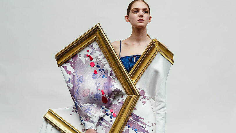 Mode, die aus dem Rahmen fällt. Dieses Kleid für den Museumsbesuch entwarfen Viktor & Rolf vor zehn Jahren. Mode, die aus dem Rahmen fällt. Dieses Kleid für den Museumsbesuch entwarfen Viktor & Rolf vor zehn Jahren.