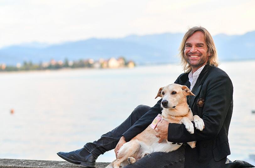 Sänger Tim Wilhelm hatte auf der Feier seinen Hund dabei.