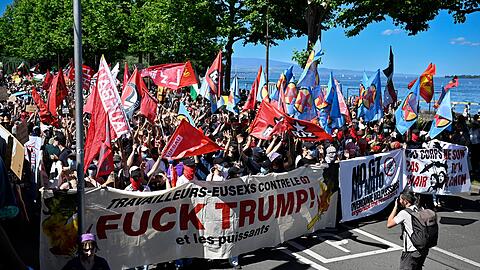 In Frankreich d&uuml;rfen die G7-Gegner nicht protestieren, so weichen sie auf die Schweizer Seite des Genfersees aus.