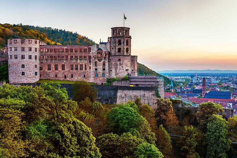 Nach den Zerstörungen wurde das Schloss in Heidelberg nur teilweise wieder aufgebaut. Ein Brand durch Blitzeinschlag im Jahr 1764 führte dazu, dass die Wiederherstellung dann ganz eingestellt wurde. Vor allem in der Romantik wurde die Ruine zum Idealbild dieser verklärten Epoche und zählt bis heute zu den meistbesuchten touristischen Sehenswürdigkeiten in Europa. Nach den Zerstörungen wurde das Schloss in Heidelberg nur teilweise wieder aufgebaut. Ein Brand durch Blitzeinschlag im Jahr 1764 führte dazu, dass die Wiederherstellung dann ganz eingestellt wurde. Vor allem in der Romantik wurde die Ruine zum Idealbild dieser verklärten Epoche und zählt bis heute zu den meistbesuchten touristischen Sehenswürdigkeiten in Europa.