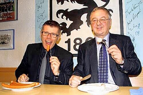 Janusz Filipiak, dessen Frau in Krakau mit dem &bdquo;Wierzynek&ldquo; Polens bekanntestes Restaurant betreibt, beim Imbiss mit Löwen-Geschäftsführer Manfred Stoffers (li.).