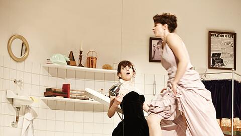 "Nebenan &ndash; The Vibrator Play" im Cuvilliéstheater mit Hanna Scheibe und Carolin Conrad.