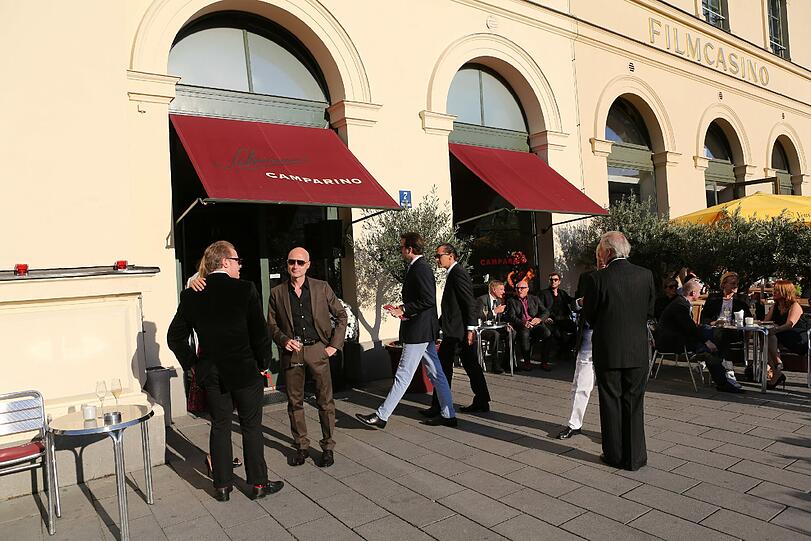 Alles andere als on the rocks: Hunderte Gäste und zahlreiche Promis feiern die legendärste Bar Deutschlands an der Münchner Ludwigstraße. Sehen Sie hier die besten Bilder.