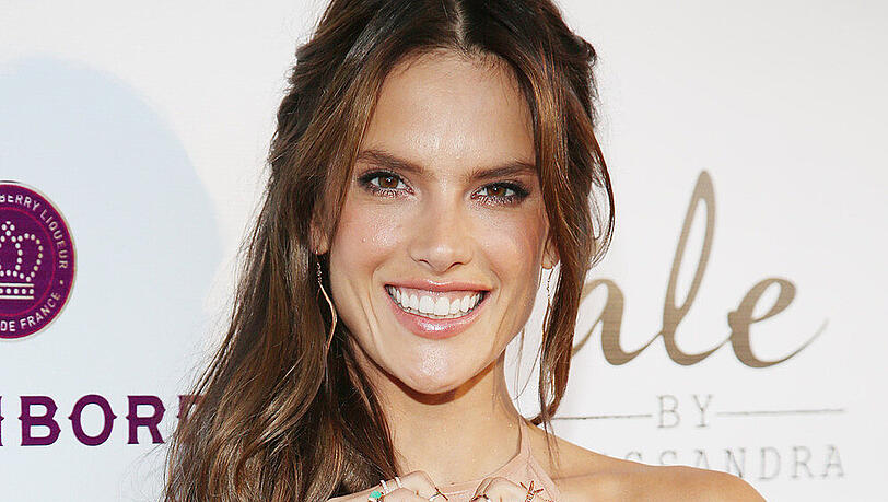 Alessandra Ambrosio präsentiert ihr eigenes Label "ále by Alessandra" in Beverley Hills. Alessandra Ambrosio präsentiert ihr eigenes Label "ále by Alessandra" in Beverley Hills.