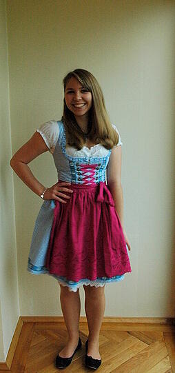 Dirndl forever! Andrea (18) möchte aus ihrer Tracht am liebsten gar nicht mehr rausschlüpfen - und ist obendrein ein großer FC-Bayern-Anhänger.