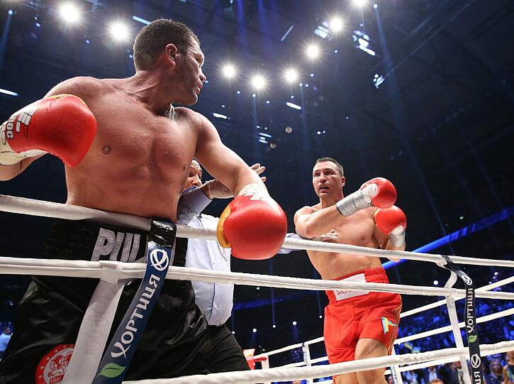 Klitschko ließ seinem Kontrahenten nicht den Hauch einer Chance. Mehrfach schickte er ihn auf die Bretter. Die Bilder vom Fight.