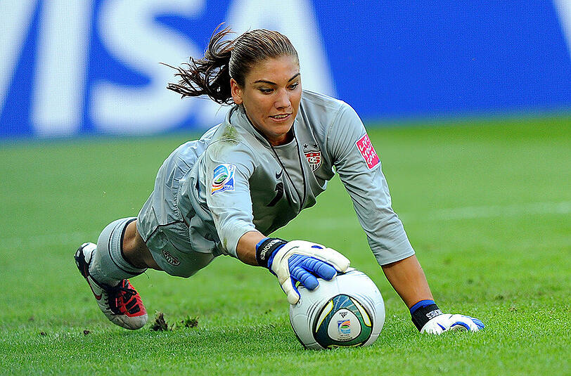 Die US-Torhüterin Hope Solo weiß auch neben dem Platz aufzufallen. Klicken Sie sich durch die Bilderstrecke.