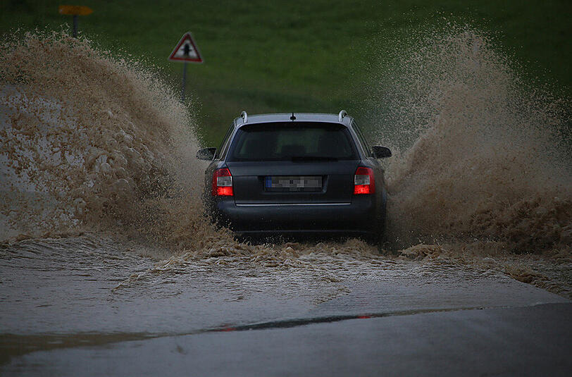 Keller auspumpen und dem Hochwasser Herr werden &ndash; am Sonntagnachmittag war die Feuerwehr in Kirchdorf bei Haag im Einsatz. Die Bilder.