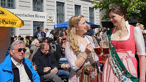 Zum "Tag des Bieres" im prächtigen Dirndl: die Bayerische Bierkönigin Sabine-Anna Ullrich (links) und die Hallertauer Hopfenkönigin Sabrina Schmalhofer.