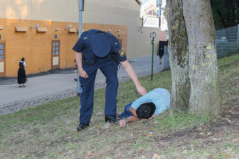 Die AZ hat die Polizisten der Wiesnwache für einen Tag begleitet: Wegerklärungen, "Kotzhügel"-Besuche, Festnahmen und einiges mehr - klicken Sie sich durch die Bilderstrecke.