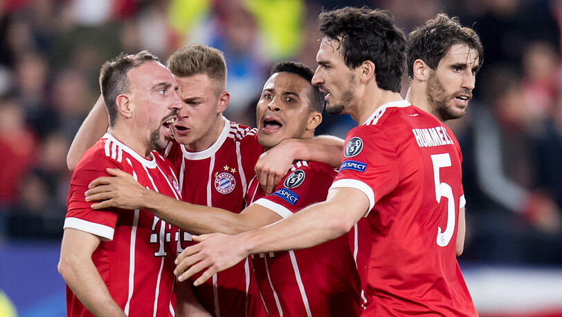 Jubeltraube in Rot: Die Bayern freuen sich über einen 2:1-Erfolg in Sevilla - die FCB-Spieler in der Einzelkritik. Jubeltraube in Rot: Die Bayern freuen sich über einen 2:1-Erfolg in Sevilla - die FCB-Spieler in der Einzelkritik.
