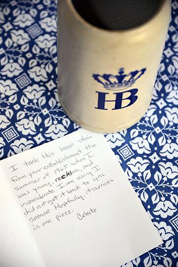 Der Brief und der Krug, der im Januar in einem Paket beim Hofbräuhaus abgegeben wurde.